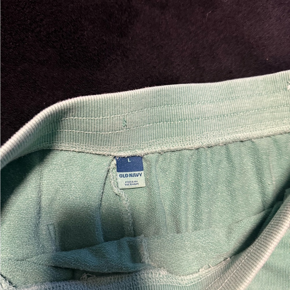 Old Navy Green Women's Sweat Shorts - Picture 3 of 5